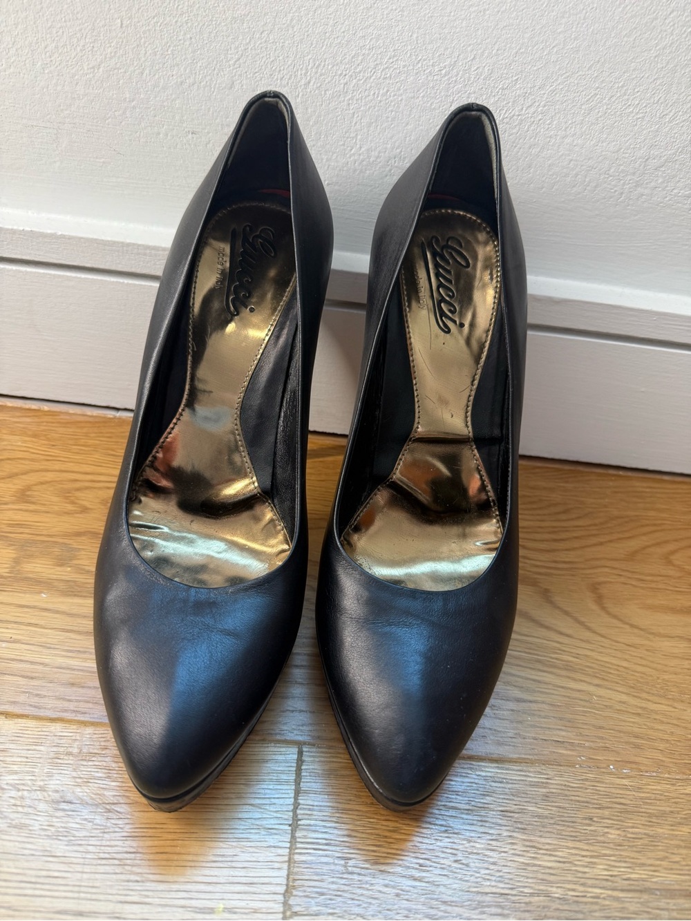 Gucci Black Leather Pointed-Toe Pumps with Gold Insole Detail